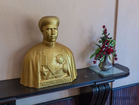 Бюст отца Бао Дая, императора Кхай Диня