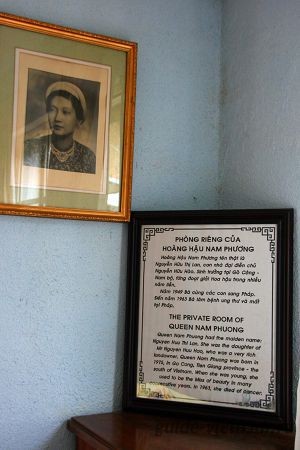 В каждой комнате стоят пояснительные таблички на вьетнамском и английском языках