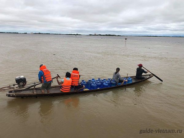 Спасатели и волонтеры доставляют питьевую воду в затопленные районы